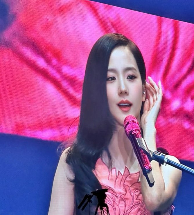 Đúng là idol đẹp như diễn viên: Jisoo chẳng kém cạnh Shin Se Kyung khi đụng đầm “bánh bèo”- Ảnh 4. Đúng là idol đẹp như diễn viên: Jisoo chẳng kém cạnh Shin Se Kyung khi đụng đầm “bánh bèo”- Ảnh 4.