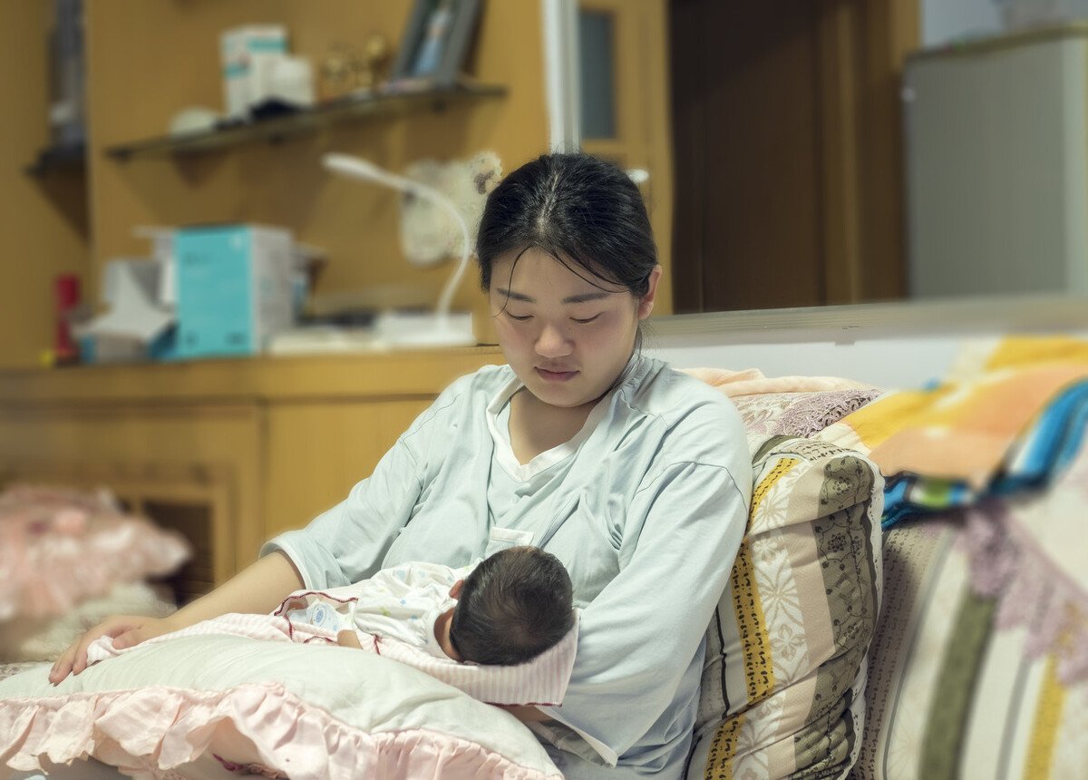 Lên chăm con dâu ở cữ nhưng chưa đầy 1 tháng, tôi đã phải bỏ về quê: Vừa về thì lặng người khi nhận được tin nhắn của con trai- Ảnh 1. Lên chăm con dâu ở cữ nhưng chưa đầy 1 tháng, tôi đã phải bỏ về quê: Vừa về thì lặng người khi nhận được tin nhắn của con trai- Ảnh 1.