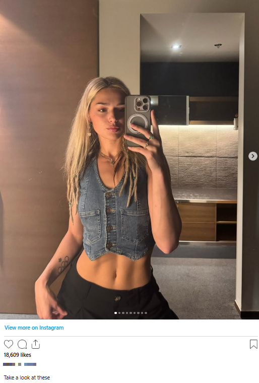 Bức ảnh selfie trước gương của 1 vận động viên Olympic kèm dòng chữ "hãy ngắm nhìn những thứ này" khiến không ai có thể rời mắt- Ảnh 1. Bức ảnh selfie trước gương của 1 vận động viên Olympic kèm dòng chữ "hãy ngắm nhìn những thứ này" khiến không ai có thể rời mắt- Ảnh 1.