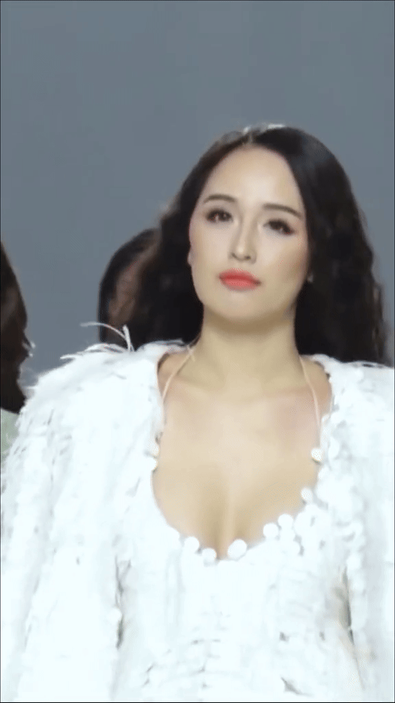 Mai Phương Thúy cũng có lúc phải làm nền cho 1 mỹ nhân- Ảnh 2. Mai Phương Thúy cũng có lúc phải làm nền cho 1 mỹ nhân- Ảnh 2.