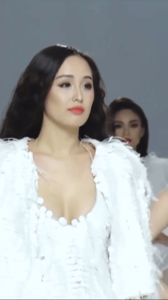 Mai Phương Thúy cũng có lúc phải làm nền cho 1 mỹ nhân- Ảnh 3. Mai Phương Thúy cũng có lúc phải làm nền cho 1 mỹ nhân- Ảnh 3.