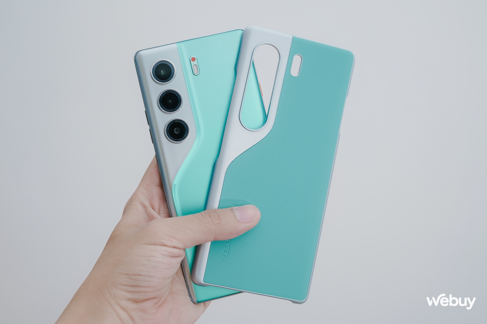 Trên tay điện thoại siêu mỏng nhẹ vừa ra mắt của Tecno: Màn hình cong 2 cạnh viền, pin 5.200mAh, giá tầm trung thôi nhưng đây mới là điểm ăn tiền!- Ảnh 3. Trên tay điện thoại siêu mỏng nhẹ vừa ra mắt của Tecno: Màn hình cong 2 cạnh viền, pin 5.200mAh, giá tầm trung thôi nhưng đây mới là điểm ăn tiền!- Ảnh 3.