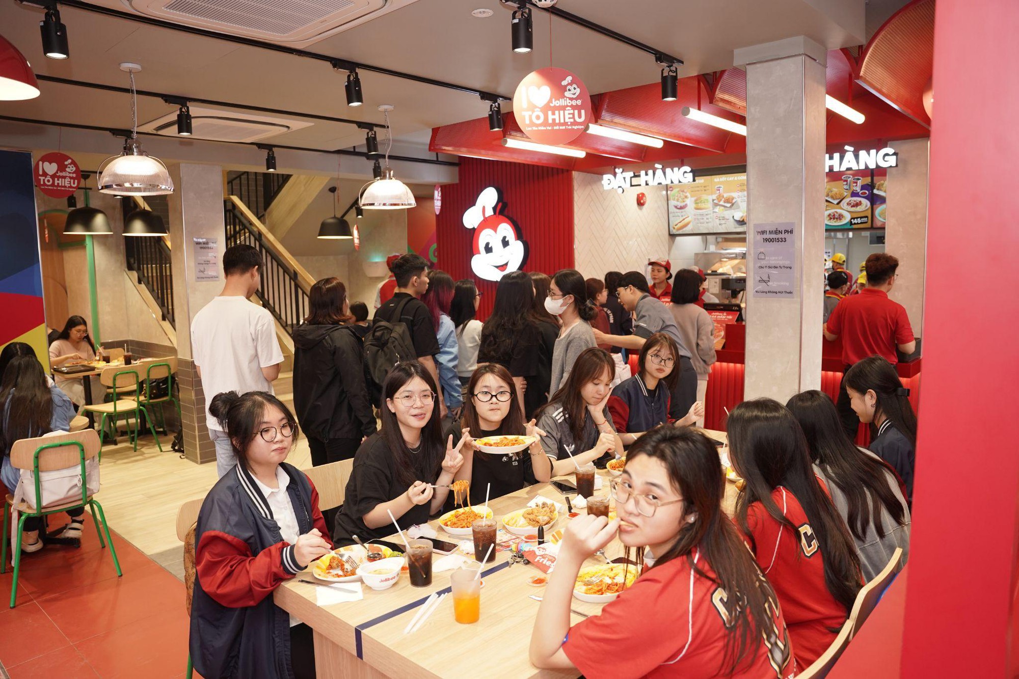 Jollibee Việt Nam nâng cấp trải nghiệm với diện mạo mới- Ảnh 1. Jollibee Việt Nam nâng cấp trải nghiệm với diện mạo mới- Ảnh 1.