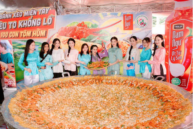 Nước mắm Nam Ngư và bánh xèo khổng lồ thu hút thực khách tại lễ hội bánh- Ảnh 2. Nước mắm Nam Ngư và bánh xèo khổng lồ thu hút thực khách tại lễ hội bánh- Ảnh 2.