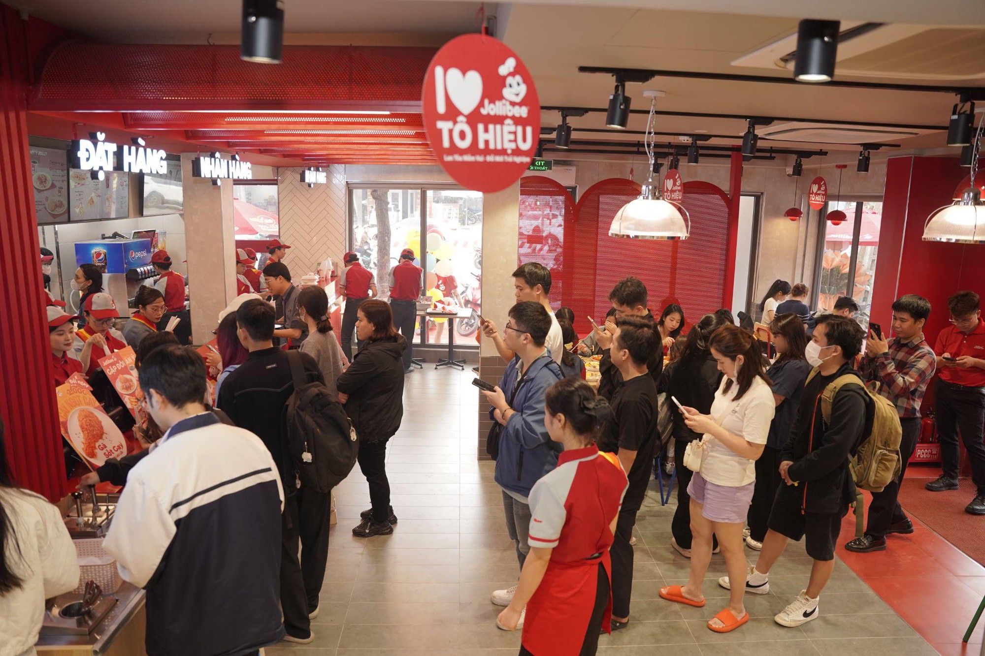Jollibee Việt Nam nâng cấp trải nghiệm với diện mạo mới- Ảnh 2. Jollibee Việt Nam nâng cấp trải nghiệm với diện mạo mới- Ảnh 2.
