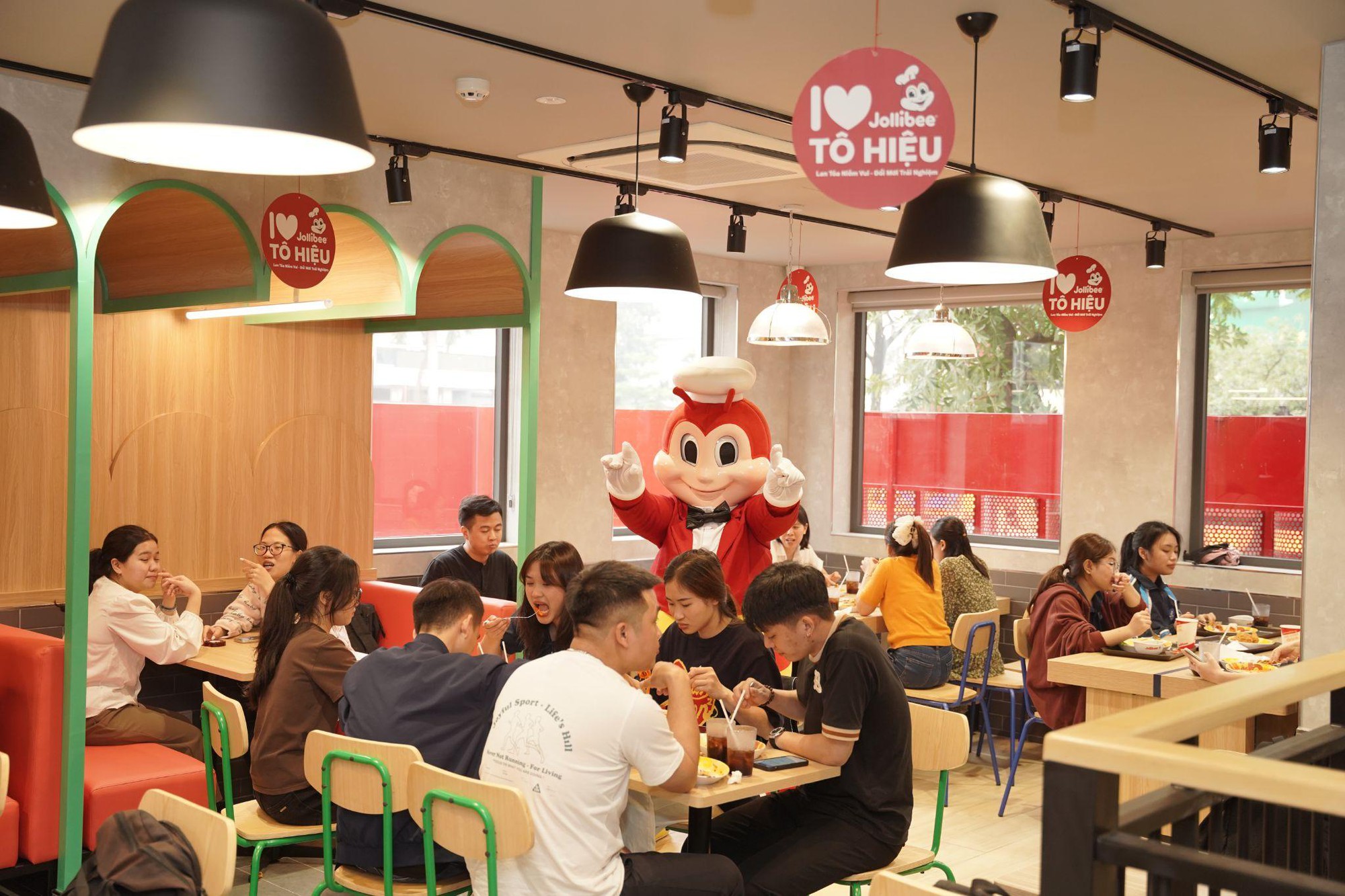 Jollibee Việt Nam nâng cấp trải nghiệm với diện mạo mới- Ảnh 3. Jollibee Việt Nam nâng cấp trải nghiệm với diện mạo mới- Ảnh 3.