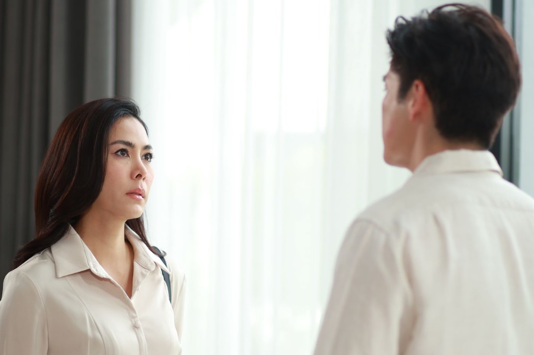 Đến thăm nhân viên bị gãy chân, tôi bất ngờ chạm mặt một người phụ nữ, quá tức giận, tôi đã đập vỡ chiếc cốc rồi bỏ về- Ảnh 1. Đến thăm nhân viên bị gãy chân, tôi bất ngờ chạm mặt một người phụ nữ, quá tức giận, tôi đã đập vỡ chiếc cốc rồi bỏ về- Ảnh 1.