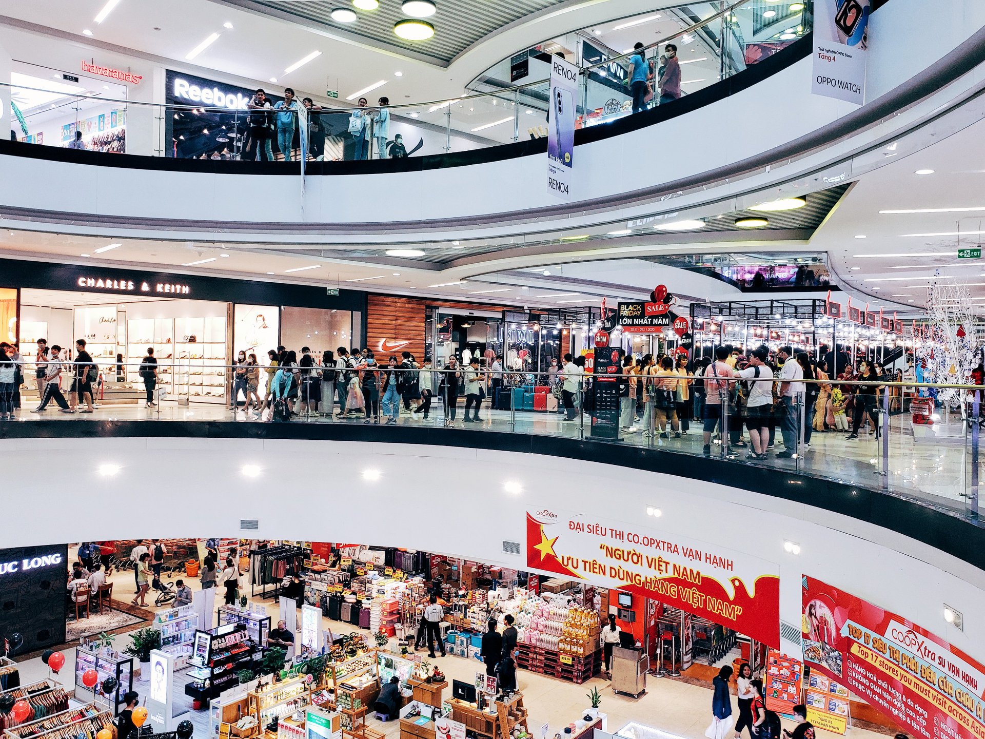 Vạn Hạnh Mall lên tiếng sau 2 vụ rơi lầu liên tiếp: Không né tránh hay đổ lỗi, sự tử tế mới là câu trả lời- Ảnh 2. Vạn Hạnh Mall lên tiếng sau 2 vụ rơi lầu liên tiếp: Không né tránh hay đổ lỗi, sự tử tế mới là câu trả lời- Ảnh 2.