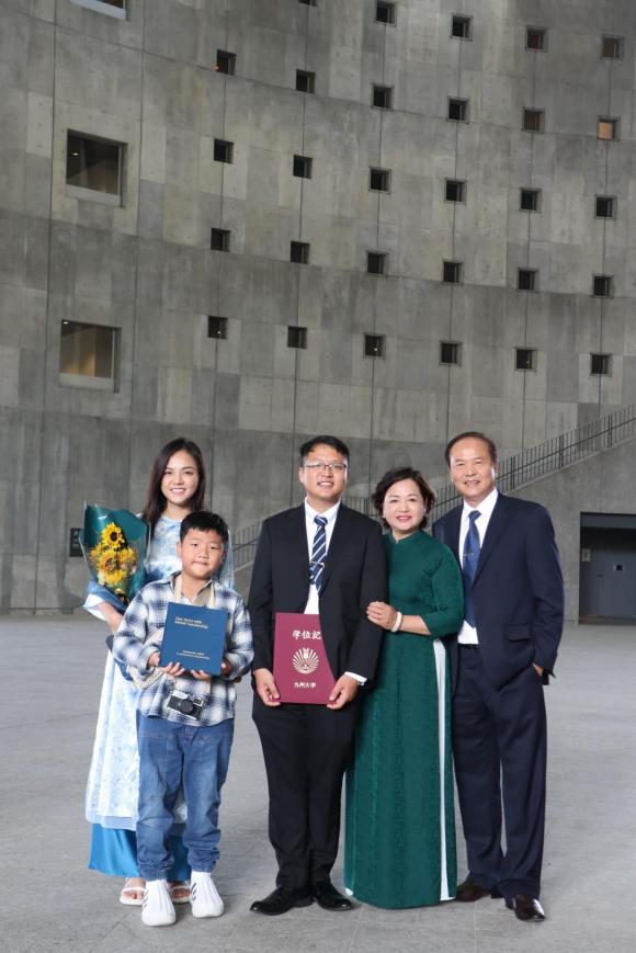 "My Sói" Thu Quỳnh nói về em trai: "Tôi học dốt, nó học giỏi. Nó ngoan, tôi hư", profile thanh niên ấy đỉnh cỡ nào?- Ảnh 2. "My Sói" Thu Quỳnh nói về em trai: "Tôi học dốt, nó học giỏi. Nó ngoan, tôi hư", profile thanh niên ấy đỉnh cỡ nào?- Ảnh 2.