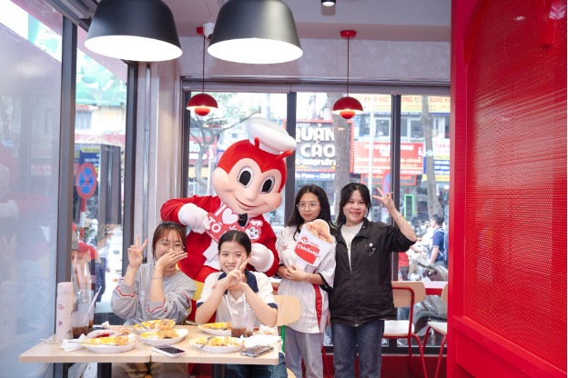 Không gian mới, trải nghiệm trọn vẹn – Jollibee "ghi điểm" với các gia đình trẻ- Ảnh 2. Không gian mới, trải nghiệm trọn vẹn – Jollibee "ghi điểm" với các gia đình trẻ- Ảnh 2.