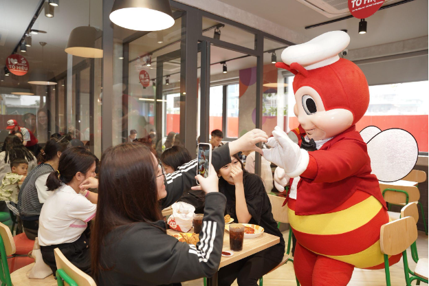 Không gian mới, trải nghiệm trọn vẹn – Jollibee "ghi điểm" với các gia đình trẻ- Ảnh 4. Không gian mới, trải nghiệm trọn vẹn – Jollibee "ghi điểm" với các gia đình trẻ- Ảnh 4.