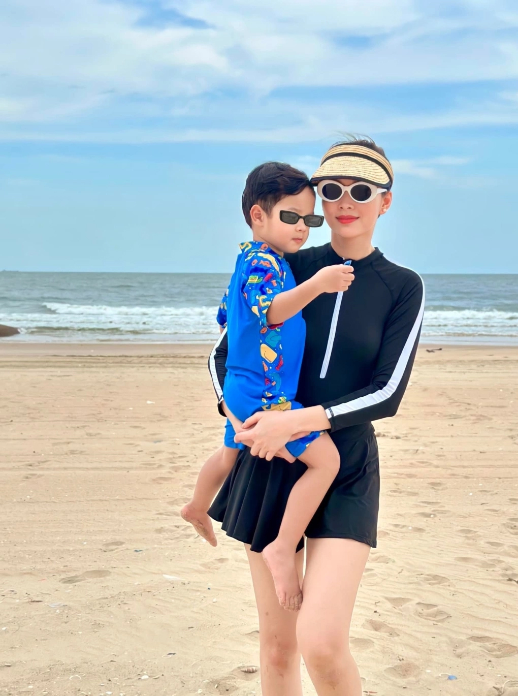 Hoa hậu Đặng Thu Thảo đi nghỉ lễ cũng không quên mang 4 bảo bối chống già, bảo sao da cứ trắng mịn bất chấp nắng cháy- Ảnh 1. Hoa hậu Đặng Thu Thảo đi nghỉ lễ cũng không quên mang 4 bảo bối chống già, bảo sao da cứ trắng mịn bất chấp nắng cháy- Ảnh 1.