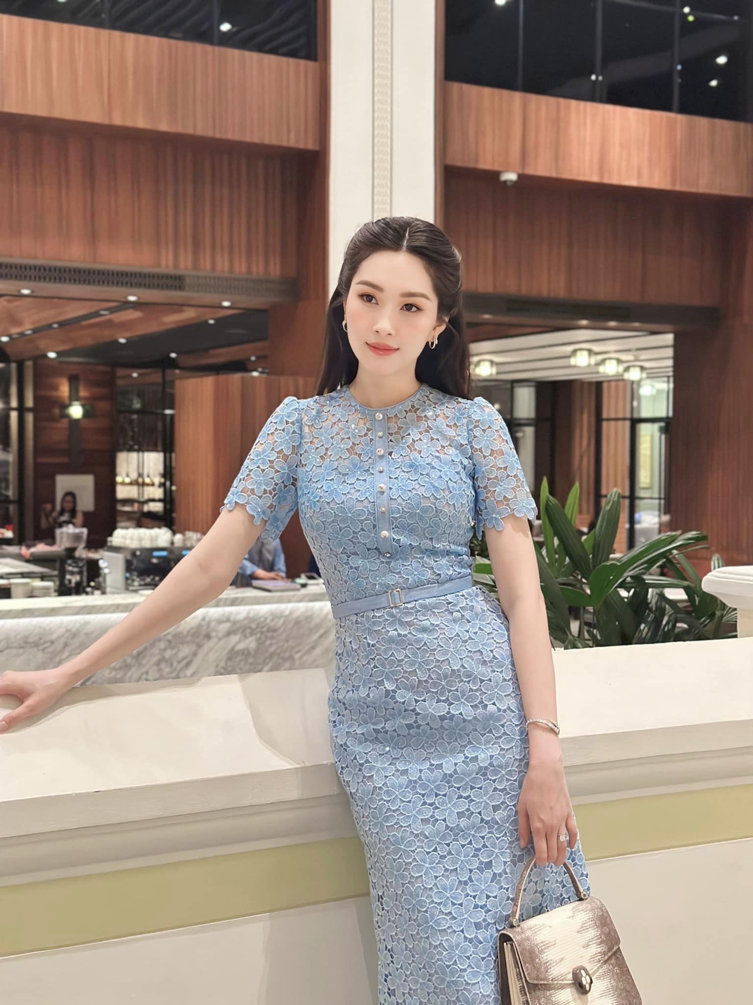 Hoa hậu Đặng Thu Thảo đi nghỉ lễ cũng không quên mang 4 bảo bối chống già, bảo sao da cứ trắng mịn bất chấp nắng cháy- Ảnh 5. Hoa hậu Đặng Thu Thảo đi nghỉ lễ cũng không quên mang 4 bảo bối chống già, bảo sao da cứ trắng mịn bất chấp nắng cháy- Ảnh 5.