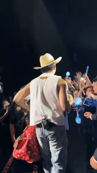 Sơn Tùng mang “túi ba gang” hơn 300 triệu đồng tặng fan 1 món quà cực đặc biệt- Ảnh 3. Sơn Tùng mang “túi ba gang” hơn 300 triệu đồng tặng fan 1 món quà cực đặc biệt- Ảnh 3.