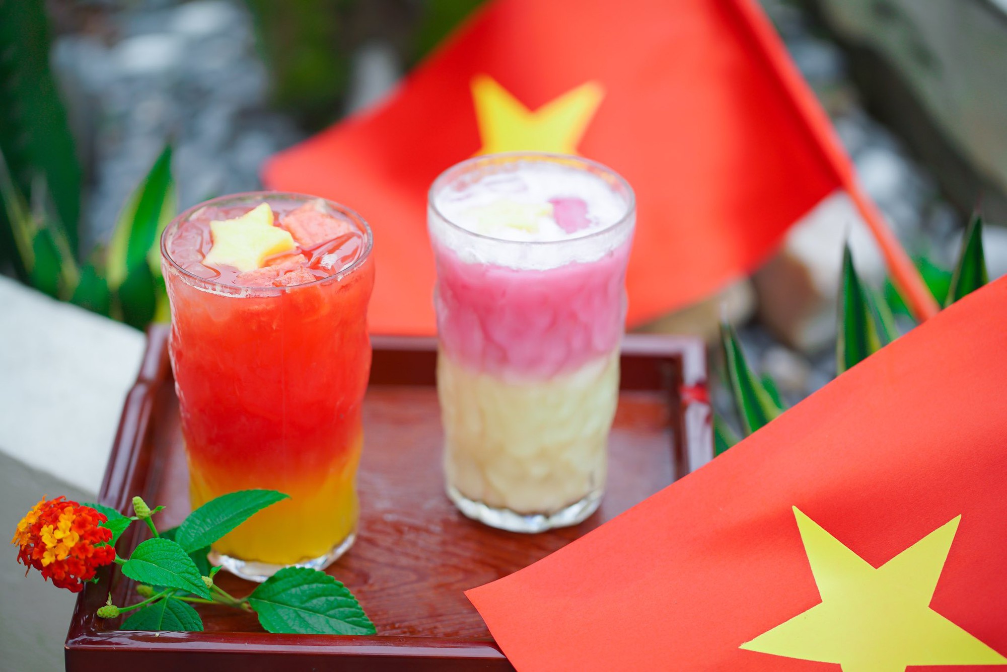 "Cà phê yêu nước" thành trend dịp kỷ niệm 50 năm thống nhất đất nước, nhiều quán chuẩn bị sẵn cờ và trang phục để khách chụp ảnh check-in- Ảnh 6. "Cà phê yêu nước" thành trend dịp kỷ niệm 50 năm thống nhất đất nước, nhiều quán chuẩn bị sẵn cờ và trang phục để khách chụp ảnh check-in- Ảnh 6.
