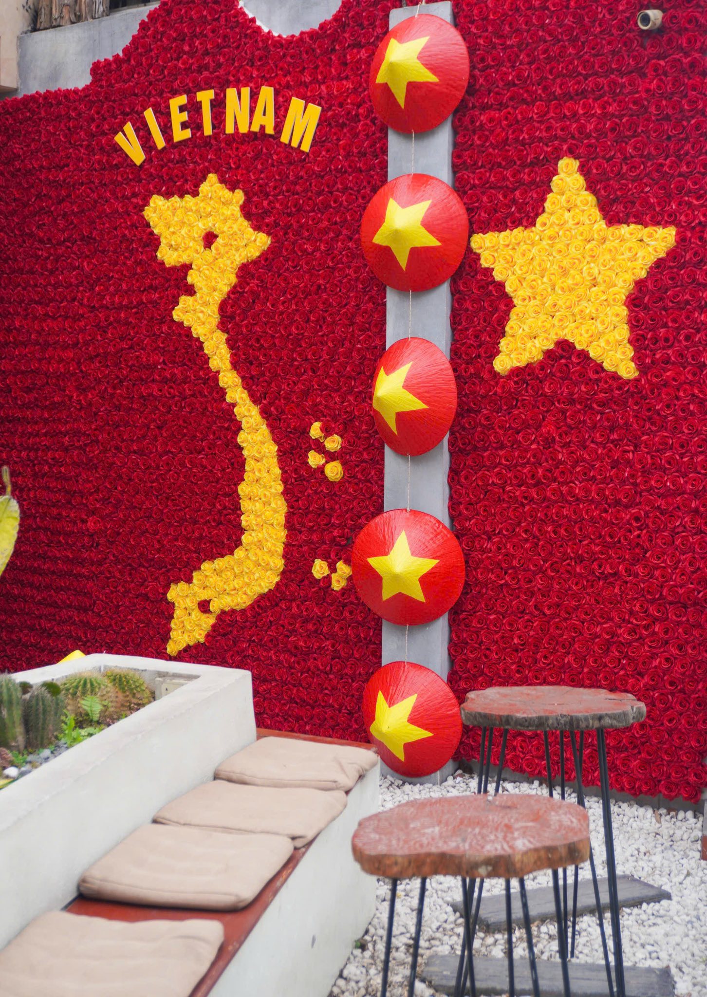 "Cà phê yêu nước" thành trend dịp kỷ niệm 50 năm thống nhất đất nước, nhiều quán chuẩn bị sẵn cờ và trang phục để khách chụp ảnh check-in- Ảnh 5. "Cà phê yêu nước" thành trend dịp kỷ niệm 50 năm thống nhất đất nước, nhiều quán chuẩn bị sẵn cờ và trang phục để khách chụp ảnh check-in- Ảnh 5.