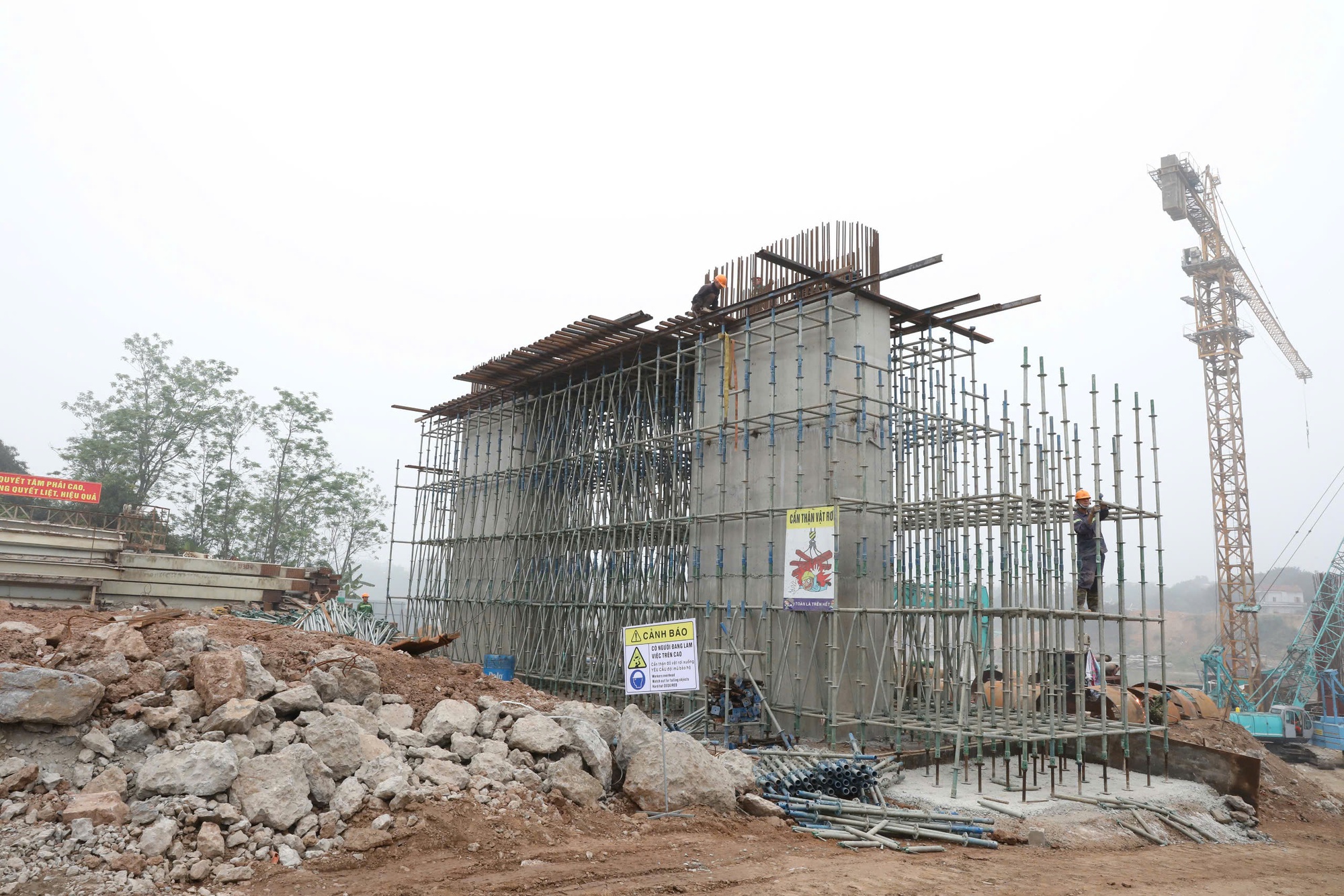 Một tỉnh cách Hà Nội 90 km đang thần tốc xây dựng công trình bắc qua sông, chỉ 3 tháng tới là hoàn thành- Ảnh 2. Một tỉnh cách Hà Nội 90 km đang thần tốc xây dựng công trình bắc qua sông, chỉ 3 tháng tới là hoàn thành- Ảnh 2.