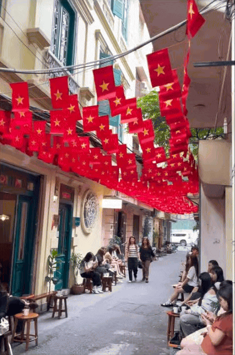 "Cà phê yêu nước" thành trend dịp kỷ niệm 50 năm thống nhất đất nước, nhiều quán chuẩn bị sẵn cờ và trang phục để khách chụp ảnh check-in- Ảnh 32. "Cà phê yêu nước" thành trend dịp kỷ niệm 50 năm thống nhất đất nước, nhiều quán chuẩn bị sẵn cờ và trang phục để khách chụp ảnh check-in- Ảnh 32.