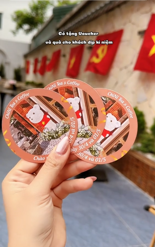 "Cà phê yêu nước" thành trend dịp kỷ niệm 50 năm thống nhất đất nước, nhiều quán chuẩn bị sẵn cờ và trang phục để khách chụp ảnh check-in- Ảnh 19. "Cà phê yêu nước" thành trend dịp kỷ niệm 50 năm thống nhất đất nước, nhiều quán chuẩn bị sẵn cờ và trang phục để khách chụp ảnh check-in- Ảnh 19.