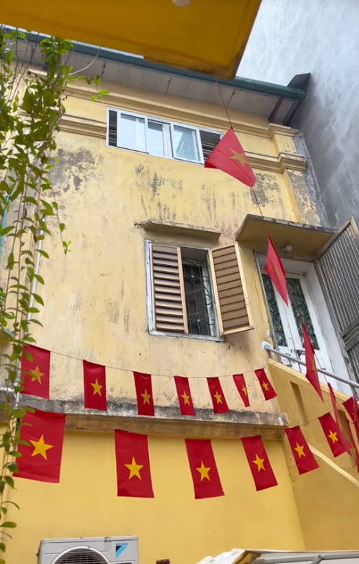 "Cà phê yêu nước" thành trend dịp kỷ niệm 50 năm thống nhất đất nước, nhiều quán chuẩn bị sẵn cờ và trang phục để khách chụp ảnh check-in- Ảnh 22. "Cà phê yêu nước" thành trend dịp kỷ niệm 50 năm thống nhất đất nước, nhiều quán chuẩn bị sẵn cờ và trang phục để khách chụp ảnh check-in- Ảnh 22.