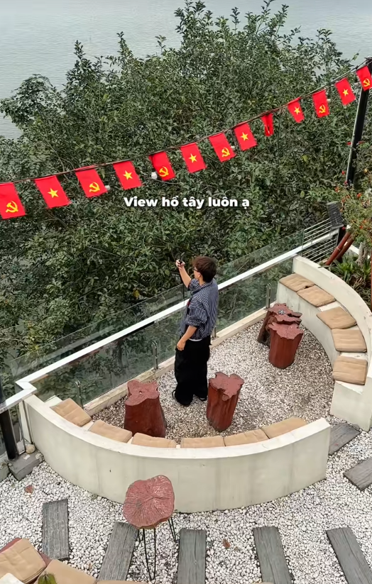 "Cà phê yêu nước" thành trend dịp kỷ niệm 50 năm thống nhất đất nước, nhiều quán chuẩn bị sẵn cờ và trang phục để khách chụp ảnh check-in- Ảnh 1. "Cà phê yêu nước" thành trend dịp kỷ niệm 50 năm thống nhất đất nước, nhiều quán chuẩn bị sẵn cờ và trang phục để khách chụp ảnh check-in- Ảnh 1.