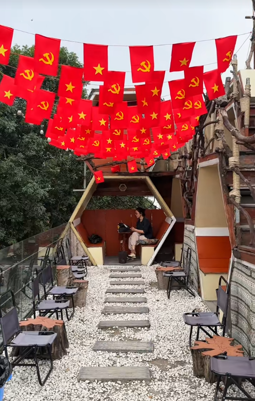 "Cà phê yêu nước" thành trend dịp kỷ niệm 50 năm thống nhất đất nước, nhiều quán chuẩn bị sẵn cờ và trang phục để khách chụp ảnh check-in- Ảnh 2. "Cà phê yêu nước" thành trend dịp kỷ niệm 50 năm thống nhất đất nước, nhiều quán chuẩn bị sẵn cờ và trang phục để khách chụp ảnh check-in- Ảnh 2.
