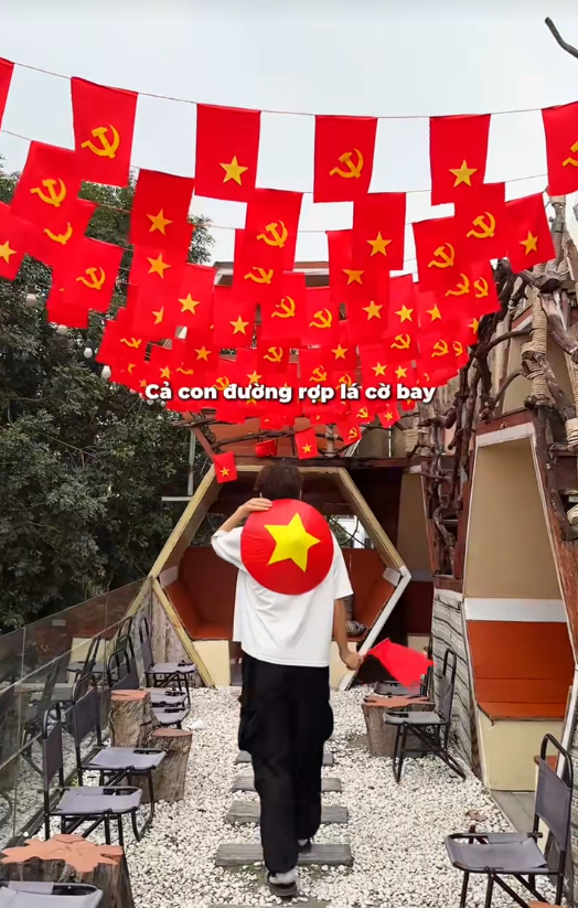 "Cà phê yêu nước" thành trend dịp kỷ niệm 50 năm thống nhất đất nước, nhiều quán chuẩn bị sẵn cờ và trang phục để khách chụp ảnh check-in- Ảnh 3. "Cà phê yêu nước" thành trend dịp kỷ niệm 50 năm thống nhất đất nước, nhiều quán chuẩn bị sẵn cờ và trang phục để khách chụp ảnh check-in- Ảnh 3.