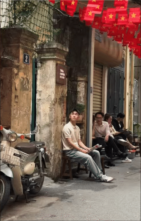 "Cà phê yêu nước" thành trend dịp kỷ niệm 50 năm thống nhất đất nước, nhiều quán chuẩn bị sẵn cờ và trang phục để khách chụp ảnh check-in- Ảnh 34. "Cà phê yêu nước" thành trend dịp kỷ niệm 50 năm thống nhất đất nước, nhiều quán chuẩn bị sẵn cờ và trang phục để khách chụp ảnh check-in- Ảnh 34.