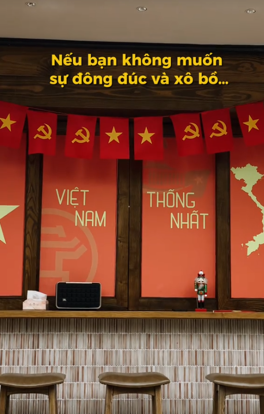 "Cà phê yêu nước" thành trend dịp kỷ niệm 50 năm thống nhất đất nước, nhiều quán chuẩn bị sẵn cờ và trang phục để khách chụp ảnh check-in- Ảnh 8. "Cà phê yêu nước" thành trend dịp kỷ niệm 50 năm thống nhất đất nước, nhiều quán chuẩn bị sẵn cờ và trang phục để khách chụp ảnh check-in- Ảnh 8.