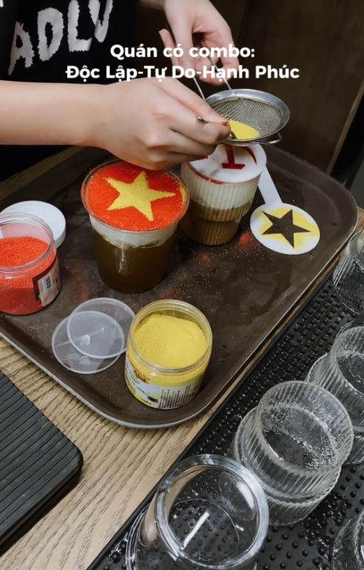 "Cà phê yêu nước" thành trend dịp kỷ niệm 50 năm thống nhất đất nước, nhiều quán chuẩn bị sẵn cờ và trang phục để khách chụp ảnh check-in- Ảnh 9. "Cà phê yêu nước" thành trend dịp kỷ niệm 50 năm thống nhất đất nước, nhiều quán chuẩn bị sẵn cờ và trang phục để khách chụp ảnh check-in- Ảnh 9.