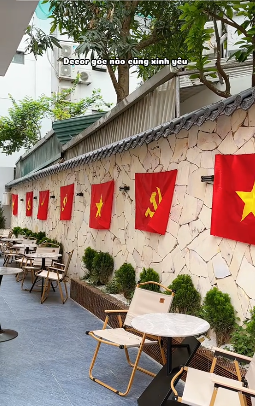 "Cà phê yêu nước" thành trend dịp kỷ niệm 50 năm thống nhất đất nước, nhiều quán chuẩn bị sẵn cờ và trang phục để khách chụp ảnh check-in- Ảnh 14. "Cà phê yêu nước" thành trend dịp kỷ niệm 50 năm thống nhất đất nước, nhiều quán chuẩn bị sẵn cờ và trang phục để khách chụp ảnh check-in- Ảnh 14.