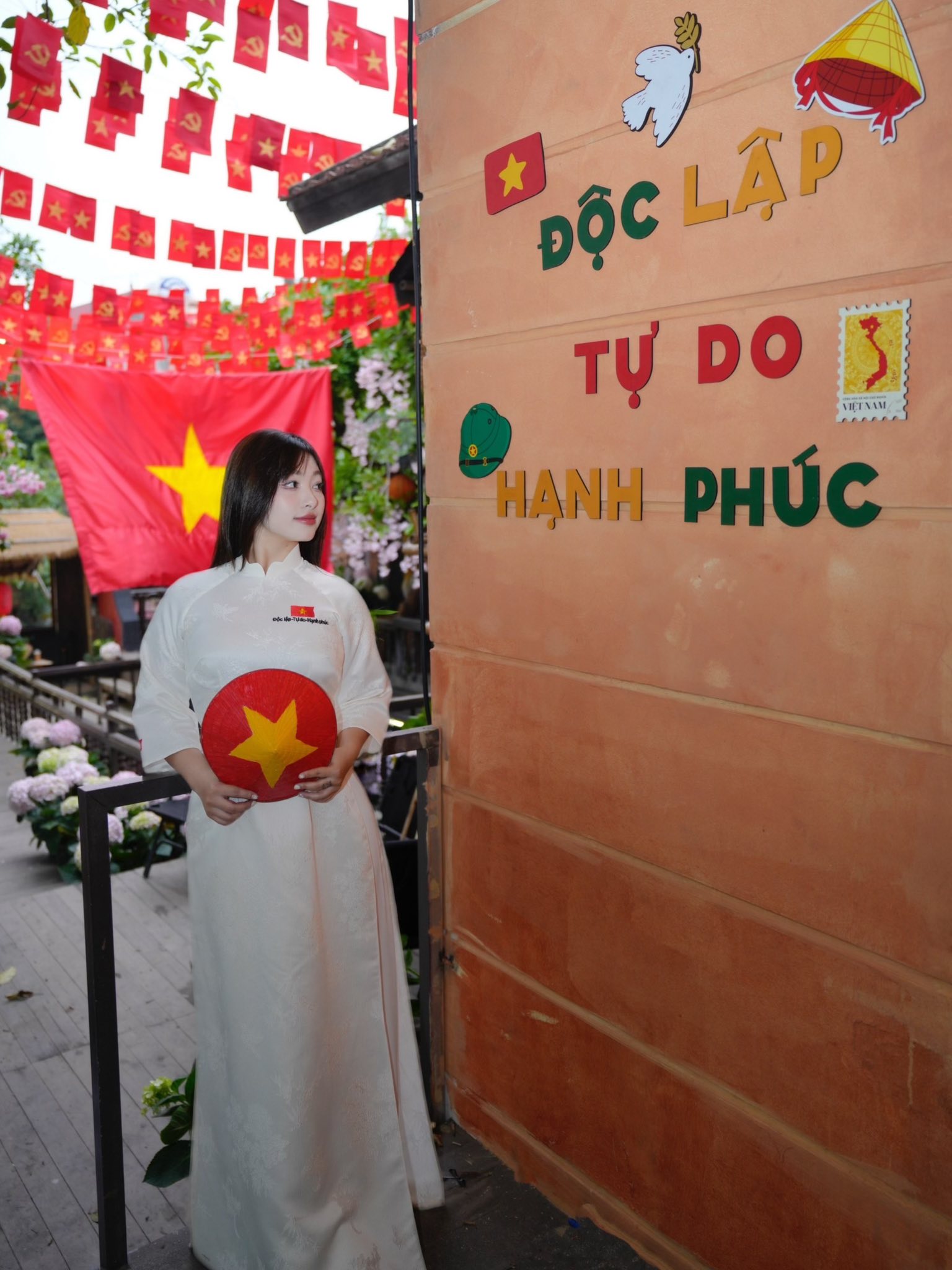"Cà phê yêu nước" thành trend dịp kỷ niệm 50 năm thống nhất đất nước, nhiều quán chuẩn bị sẵn cờ và trang phục để khách chụp ảnh check-in- Ảnh 27. "Cà phê yêu nước" thành trend dịp kỷ niệm 50 năm thống nhất đất nước, nhiều quán chuẩn bị sẵn cờ và trang phục để khách chụp ảnh check-in- Ảnh 27.