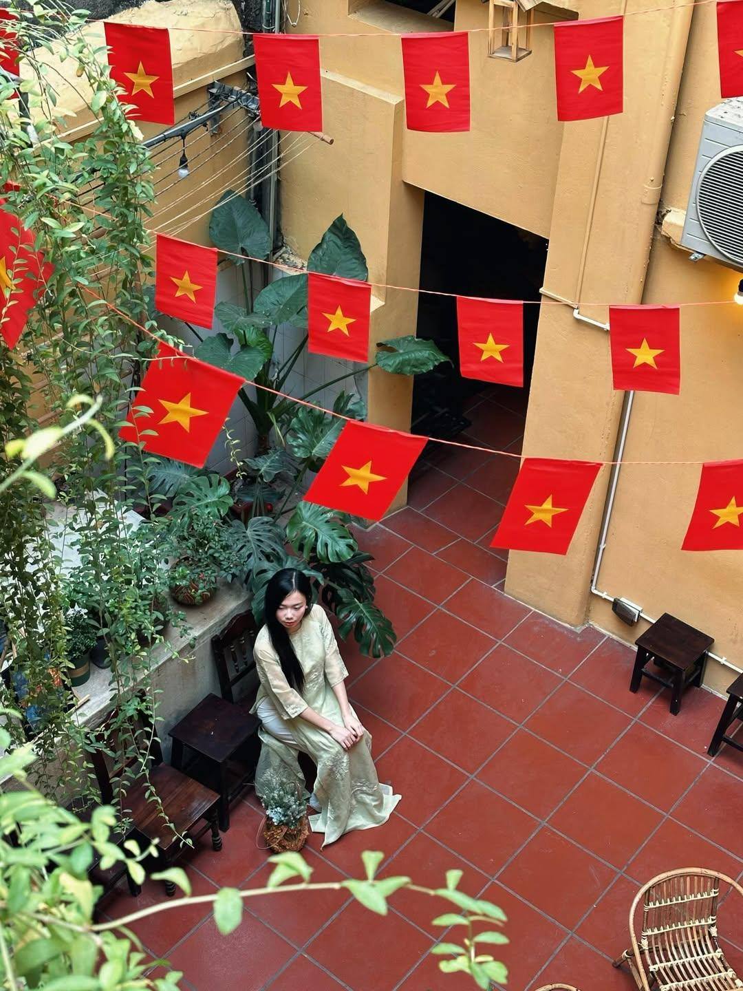 "Cà phê yêu nước" thành trend dịp kỷ niệm 50 năm thống nhất đất nước, nhiều quán chuẩn bị sẵn cờ và trang phục để khách chụp ảnh check-in- Ảnh 24. "Cà phê yêu nước" thành trend dịp kỷ niệm 50 năm thống nhất đất nước, nhiều quán chuẩn bị sẵn cờ và trang phục để khách chụp ảnh check-in- Ảnh 24.