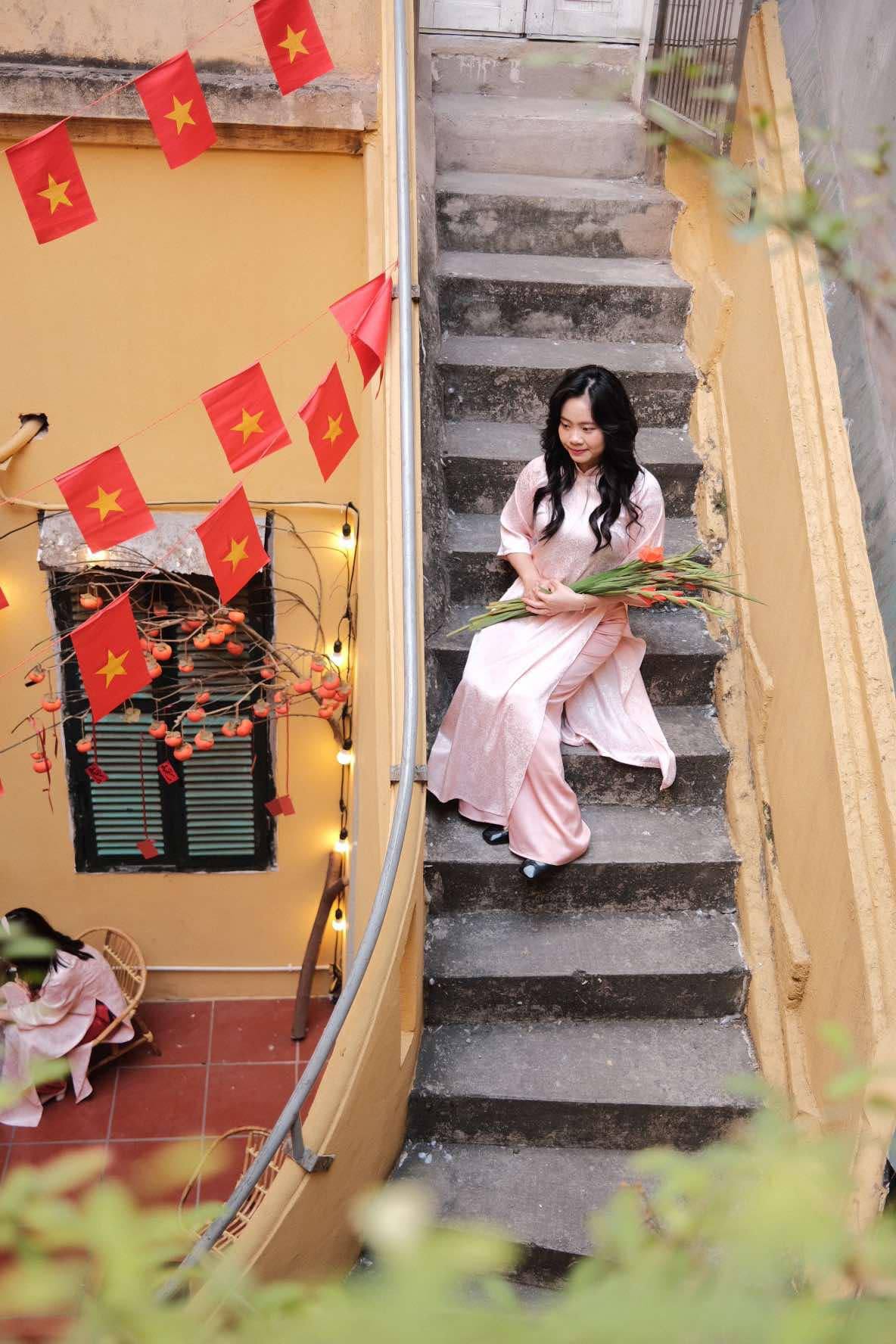 "Cà phê yêu nước" thành trend dịp kỷ niệm 50 năm thống nhất đất nước, nhiều quán chuẩn bị sẵn cờ và trang phục để khách chụp ảnh check-in- Ảnh 23. "Cà phê yêu nước" thành trend dịp kỷ niệm 50 năm thống nhất đất nước, nhiều quán chuẩn bị sẵn cờ và trang phục để khách chụp ảnh check-in- Ảnh 23.