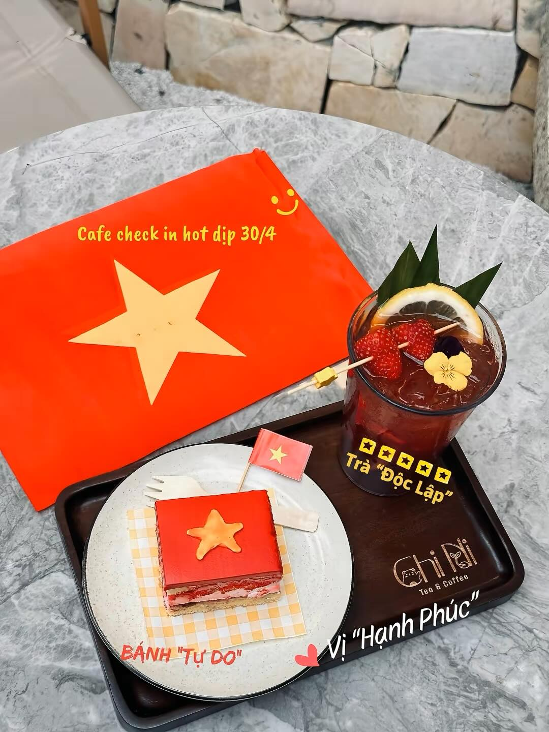 "Cà phê yêu nước" thành trend dịp kỷ niệm 50 năm thống nhất đất nước, nhiều quán chuẩn bị sẵn cờ và trang phục để khách chụp ảnh check-in- Ảnh 17. "Cà phê yêu nước" thành trend dịp kỷ niệm 50 năm thống nhất đất nước, nhiều quán chuẩn bị sẵn cờ và trang phục để khách chụp ảnh check-in- Ảnh 17.
