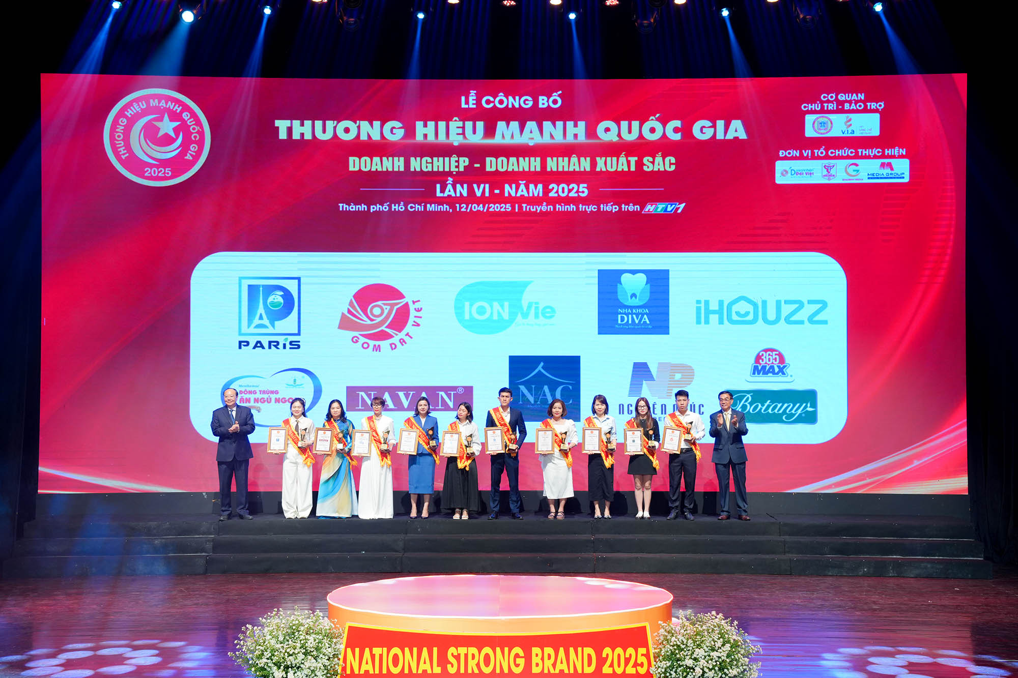 iHouzz khẳng định vị thế trong Top 10 thương hiệu mạnh quốc gia 2025- Ảnh 2. iHouzz khẳng định vị thế trong Top 10 thương hiệu mạnh quốc gia 2025- Ảnh 2.
