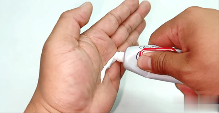 Bôi kem đánh răng vào lòng bàn chân trước khi đi ngủ, "hiệu quả vàng mười" khiến ai cũng ước biết sớm hơn- Ảnh 4. Bôi kem đánh răng vào lòng bàn chân trước khi đi ngủ, "hiệu quả vàng mười" khiến ai cũng ước biết sớm hơn- Ảnh 4.