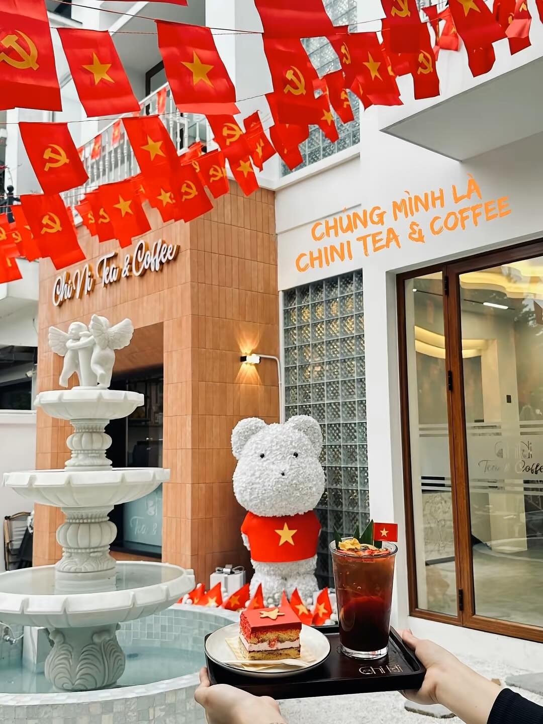 "Cà phê yêu nước" thành trend dịp kỷ niệm 50 năm thống nhất đất nước, nhiều quán chuẩn bị sẵn cờ và trang phục để khách chụp ảnh check-in- Ảnh 16. "Cà phê yêu nước" thành trend dịp kỷ niệm 50 năm thống nhất đất nước, nhiều quán chuẩn bị sẵn cờ và trang phục để khách chụp ảnh check-in- Ảnh 16.