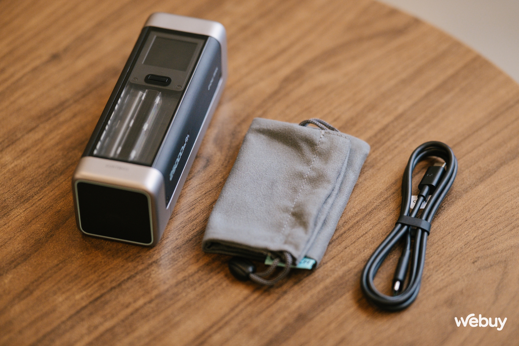 Dùng thử pin dự phòng xịn nhất của Xiaomi: Dung lượng 25.000mAh, công suất 210W, có cả màn hình giám sát, sạc từ đồng hồ tới laptop đều quá ngon lành- Ảnh 2. Dùng thử pin dự phòng xịn nhất của Xiaomi: Dung lượng 25.000mAh, công suất 210W, có cả màn hình giám sát, sạc từ đồng hồ tới laptop đều quá ngon lành- Ảnh 2.