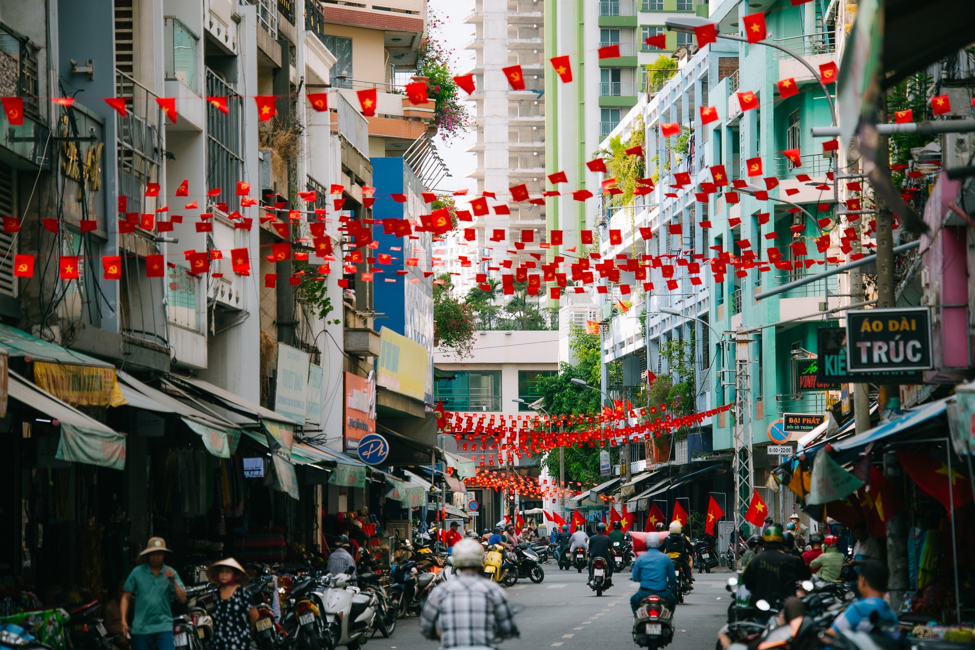 Chùm ảnh: 30/4 chưa đến, TP.HCM đã lặng lẽ khoe vẻ đẹp tự hào của tháng Tư- Ảnh 2. Chùm ảnh: 30/4 chưa đến, TP.HCM đã lặng lẽ khoe vẻ đẹp tự hào của tháng Tư- Ảnh 2.