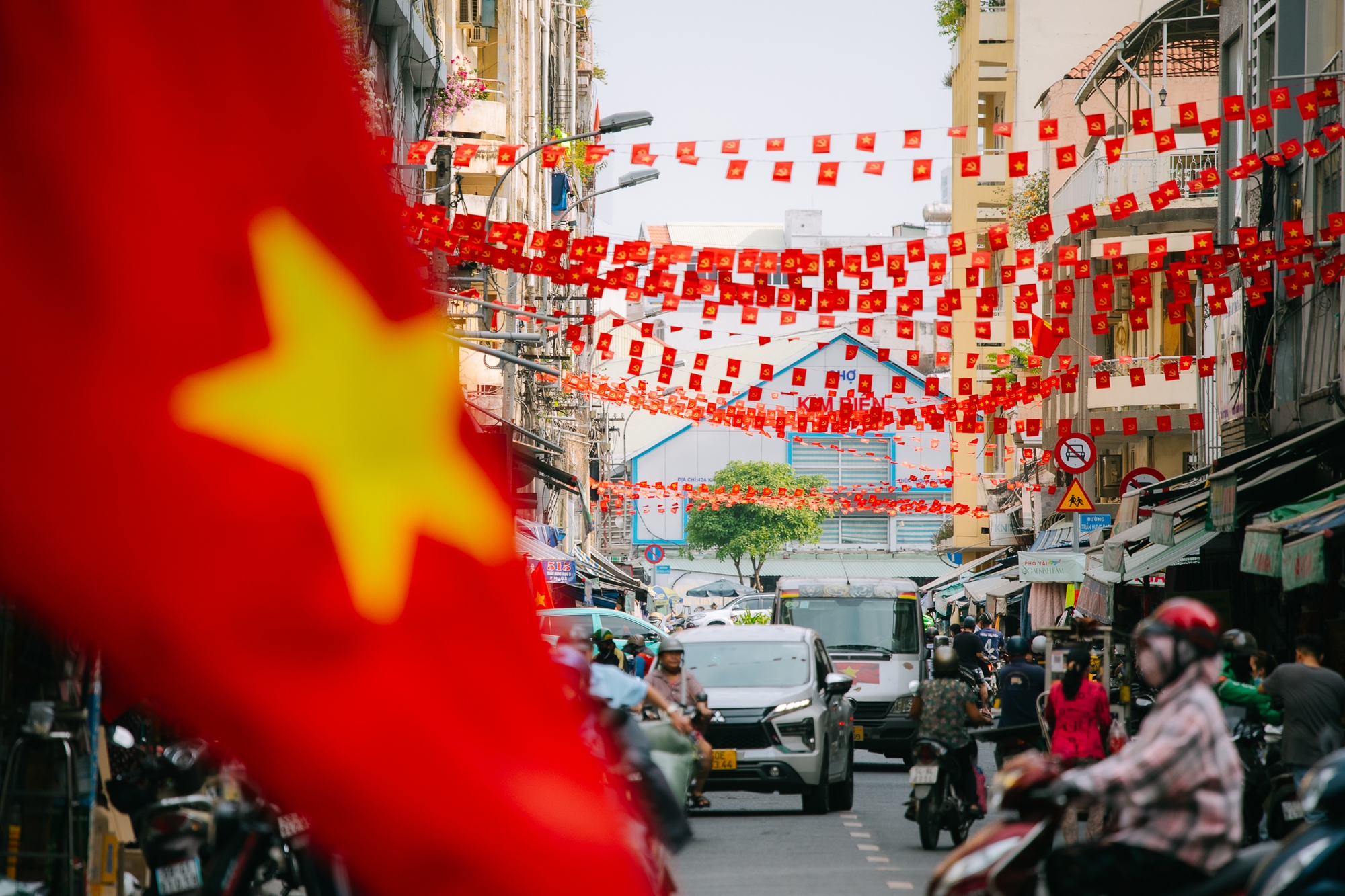 Chùm ảnh: 30/4 chưa đến, TP.HCM đã lặng lẽ khoe vẻ đẹp tự hào của tháng Tư- Ảnh 1. Chùm ảnh: 30/4 chưa đến, TP.HCM đã lặng lẽ khoe vẻ đẹp tự hào của tháng Tư- Ảnh 1.