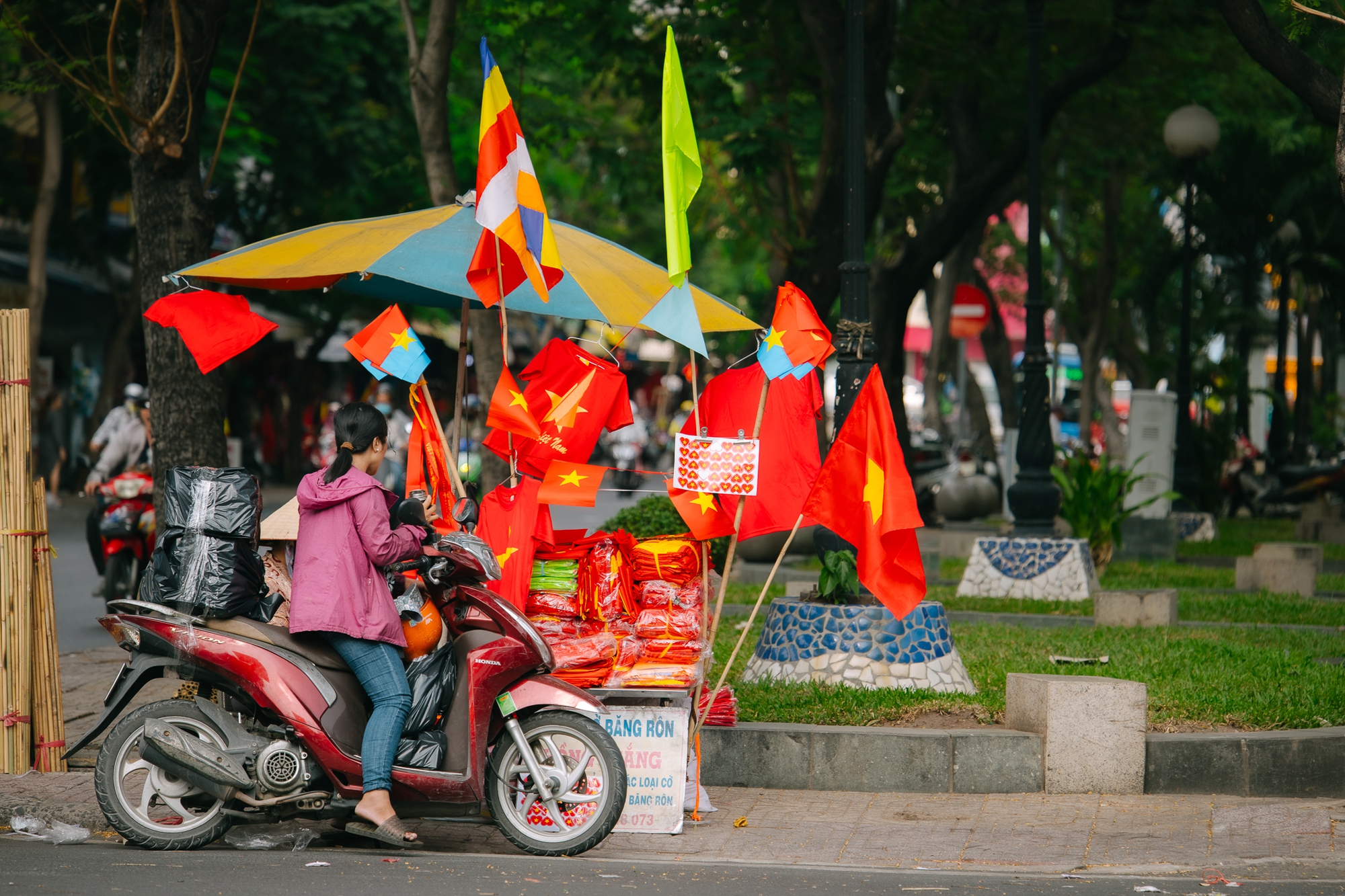 Chùm ảnh: 30/4 chưa đến, TP.HCM đã lặng lẽ khoe vẻ đẹp tự hào của tháng Tư- Ảnh 7. Chùm ảnh: 30/4 chưa đến, TP.HCM đã lặng lẽ khoe vẻ đẹp tự hào của tháng Tư- Ảnh 7.