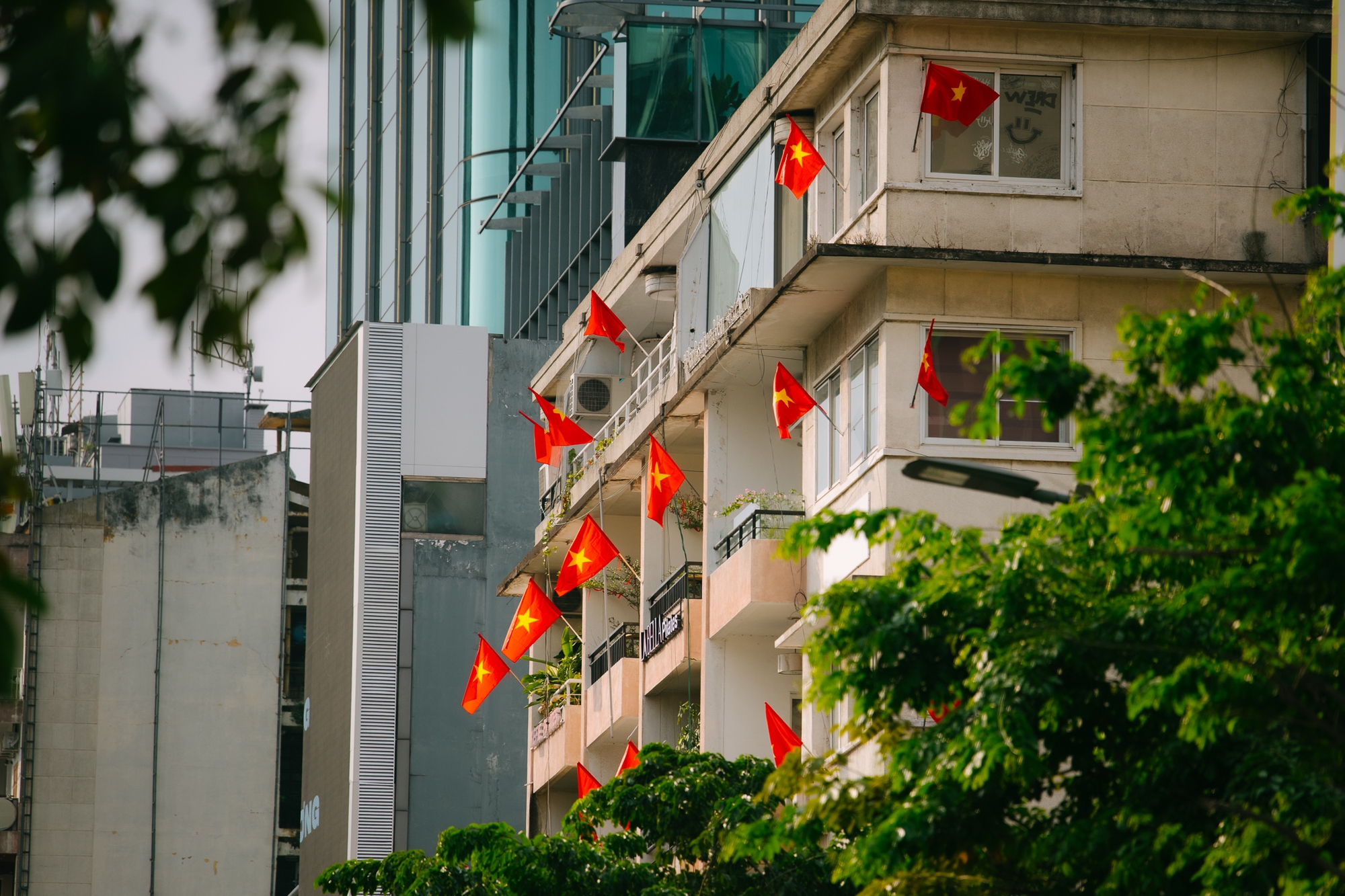Chùm ảnh: 30/4 chưa đến, TP.HCM đã lặng lẽ khoe vẻ đẹp tự hào của tháng Tư- Ảnh 10. Chùm ảnh: 30/4 chưa đến, TP.HCM đã lặng lẽ khoe vẻ đẹp tự hào của tháng Tư- Ảnh 10.