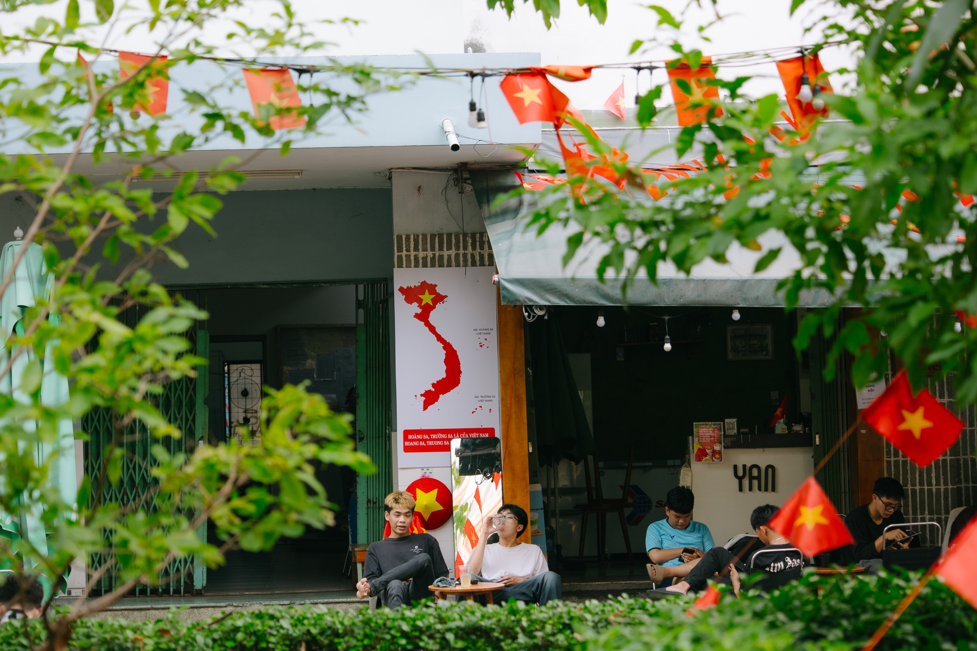 Chùm ảnh: 30/4 chưa đến, TP.HCM đã lặng lẽ khoe vẻ đẹp tự hào của tháng Tư- Ảnh 23. Chùm ảnh: 30/4 chưa đến, TP.HCM đã lặng lẽ khoe vẻ đẹp tự hào của tháng Tư- Ảnh 23.