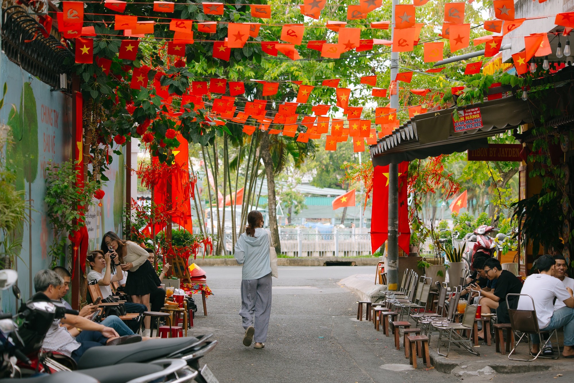 Chùm ảnh: 30/4 chưa đến, TP.HCM đã lặng lẽ khoe vẻ đẹp tự hào của tháng Tư- Ảnh 21. Chùm ảnh: 30/4 chưa đến, TP.HCM đã lặng lẽ khoe vẻ đẹp tự hào của tháng Tư- Ảnh 21.