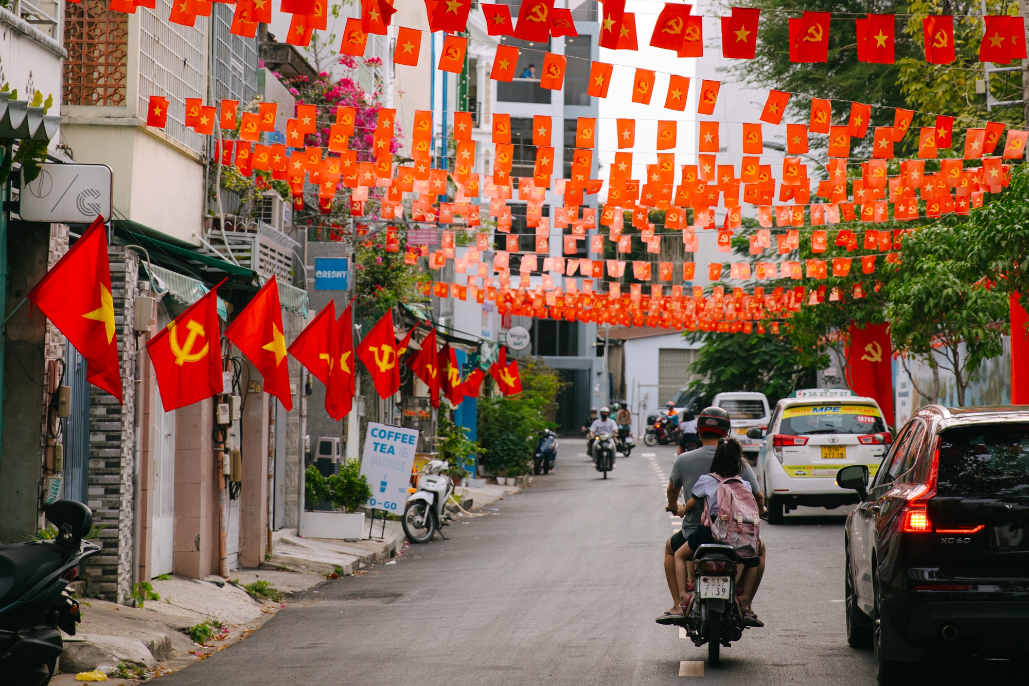 Chùm ảnh: 30/4 chưa đến, TP.HCM đã lặng lẽ khoe vẻ đẹp tự hào của tháng Tư- Ảnh 19. Chùm ảnh: 30/4 chưa đến, TP.HCM đã lặng lẽ khoe vẻ đẹp tự hào của tháng Tư- Ảnh 19.