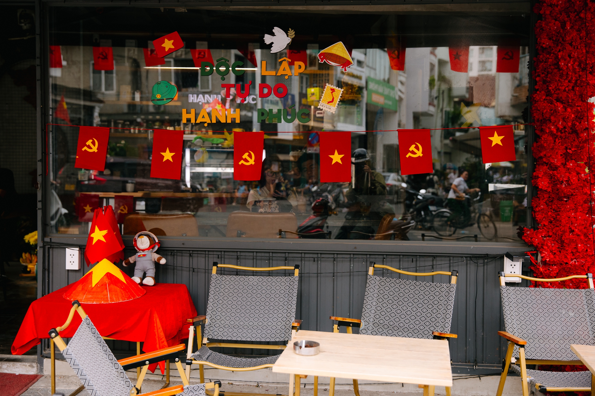 Chùm ảnh: 30/4 chưa đến, TP.HCM đã lặng lẽ khoe vẻ đẹp tự hào của tháng Tư- Ảnh 24. Chùm ảnh: 30/4 chưa đến, TP.HCM đã lặng lẽ khoe vẻ đẹp tự hào của tháng Tư- Ảnh 24.