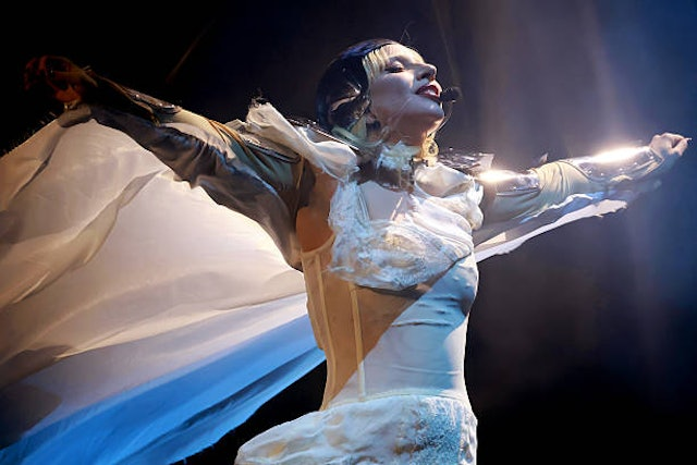 Lady Gaga "đốt cháy" sân khấu Coachella 2025: 5 mẹo để cô giữ dáng và khỏe đẹp ở tuổi 39- Ảnh 1. Lady Gaga "đốt cháy" sân khấu Coachella 2025: 5 mẹo để cô giữ dáng và khỏe đẹp ở tuổi 39- Ảnh 1.