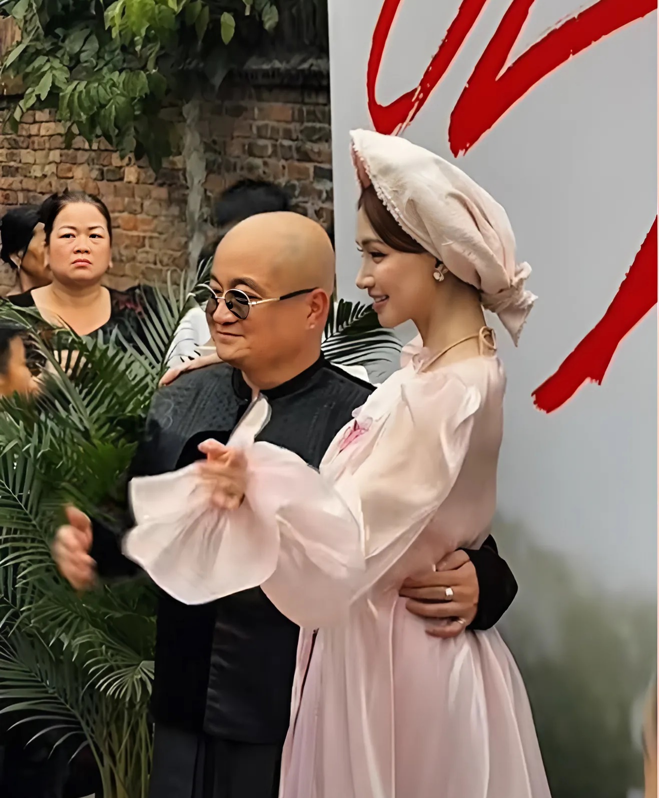 NTK nổi tiếng kể "tật xấu" của Hòa Minzy, lên kế hoạch đưa trang phục Bắc Bling vươn mình ra thế giới- Ảnh 6. NTK nổi tiếng kể "tật xấu" của Hòa Minzy, lên kế hoạch đưa trang phục Bắc Bling vươn mình ra thế giới- Ảnh 6.