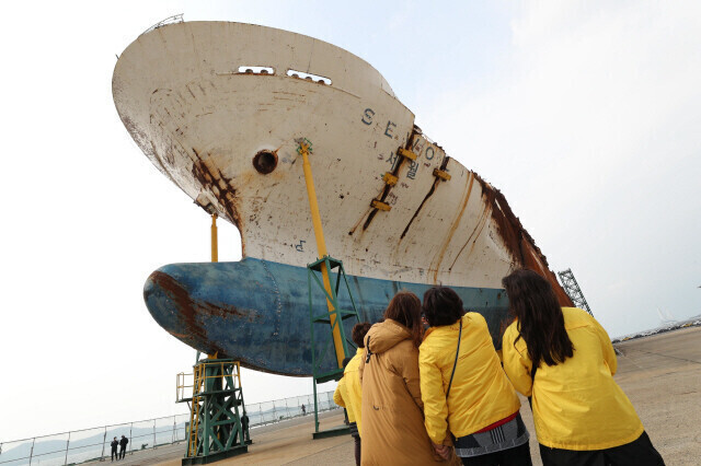 11 năm sau thảm kịch chìm phà Sewol: 304 sinh mạng mãi ra đi và những vết cắt đau đớn không thể nguôi ngoai- Ảnh 2. 11 năm sau thảm kịch chìm phà Sewol: 304 sinh mạng mãi ra đi và những vết cắt đau đớn không thể nguôi ngoai- Ảnh 2.